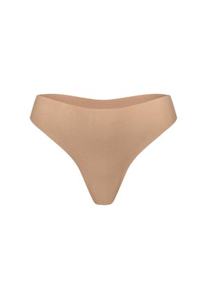 Culotte string beige sans couture avec une texture lisse, conçue pour une visibilité minimale sous les vêtements.