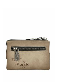 Bolso de imitación de cuero beige con un acabado texturizado, que presenta un cierre de cremallera negro y un tirador de cremallera plateado. El texto dice "estás hecho de magia".