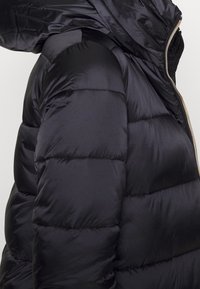 Sort polstret jakke lavet af glat nylon, med hætte, quiltet design og sølvlynlås detaljer foran.