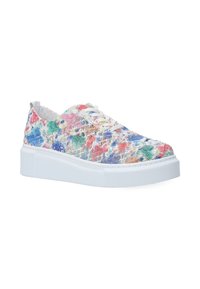 Chaussures à lacets avec une tige en maille texturée et multicolore, semelle plate-forme blanche et détails de couture subtils le long des bords.