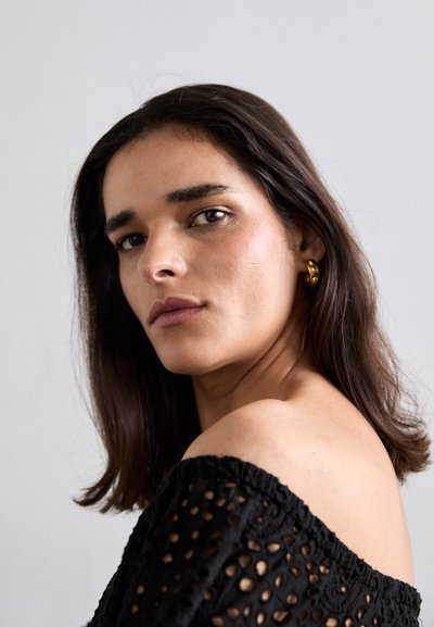 Alice + Olivia ARTEMIS OFF SHOULDER MINI DRESS - Rochie de zi - black