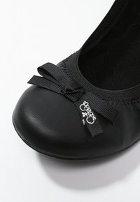 Svart balettklack med rund tå, slät läderöverdel och en dekorativ svart satinrosett. Har logotypdetalj på sidan.