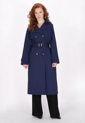 Cappotto impermeabile blu navy con bottoni doppi, vita con cintura e maniche lunghe. Il tessuto appare liscio con un design elegante e sartoriale.