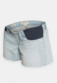 Bermudas de ganga azul claro com bainha desfiada, apresentando um painel escuro na cintura para mais conforto, e um design clássico de cinco bolsos.