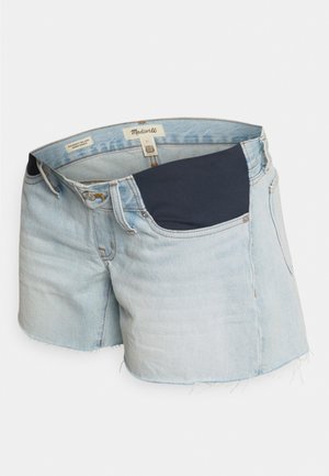 Bermudas de ganga azul claro com bainha desfiada, apresentando um painel escuro na cintura para mais conforto, e um design clássico de cinco bolsos.