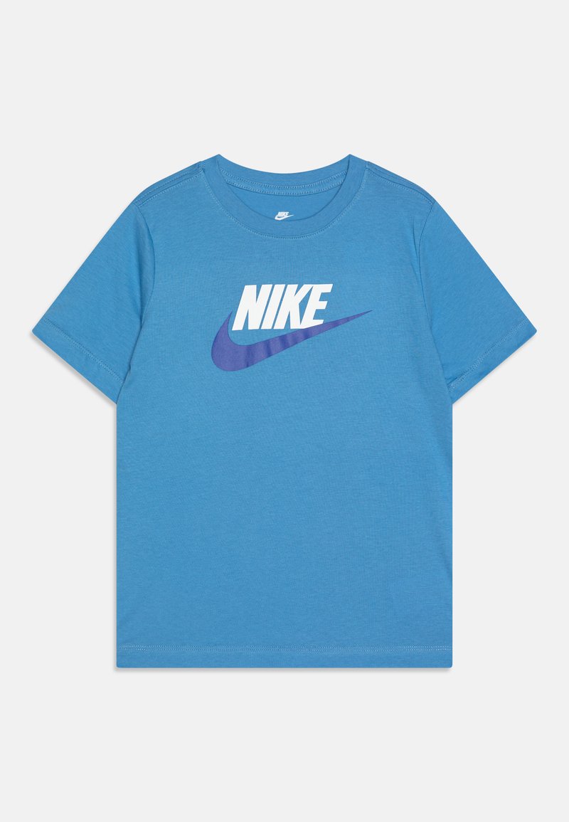 Jasnoniebieska bawełniana koszulka z okrągłym dekoltem, z białym logo "NIKE" i fioletowym znakiem przeciągu z przodu. Krótkie rękawy.