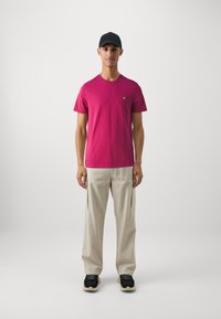 Lyle & Scott Basic póló - rich burgundy
