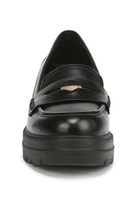 Zwarte leren loafers hebben een brede band over de voorkant en een gemêleerd accent. De zool is dik en met textuur, wat zorgt voor stabiliteit.