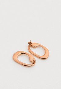 Σκουλαρίκια από μέταλλο ροζ χρυσού με οργανικό, κυρτό σχέδιο που διαθέτει ανοιχτό κέντρο. Ομαλή, γυαλισμένη υφή με κούμπωμα τύπου καρφίτσας.