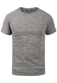 Camiseta gris con textura jaspeada, con mangas raglán cortas de un gris ligeramente más oscuro y un escote redondo.