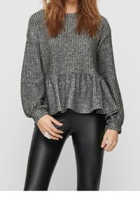 Grauer strukturierten Pullover mit langen Ärmeln, schmeichelhaftem Peplum-Saum und geripptem Design, kombiniert mit schwarzen Leggings. Runder Ausschnitt und lockere Passform.
