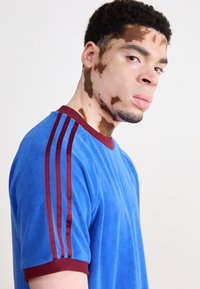 adidas Originals CALI TEE - T-shirt estampada - blue