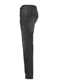 Fekete denim farmernadrág slim fit szabással, magas derékkal, koptatott részletekkel és standard öt zsebes dizájnnal.