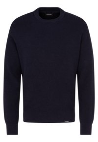 Pull en maille côtelée bleu marine à col rond, manches longues et petite étiquette de marque noire près de l'ourlet.