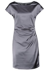 Robe en satin gris avec des manches courtes, un décolleté arrondi, des détails froncés sur le côté et un ourlet asymétrique discret. Fermeture éclair au dos.