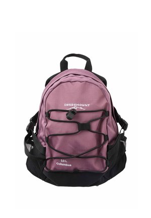 Purper en zwart Swedemount Columbus 10L rugzak met elastische koorden aan de voorkant, zijvakjes van mesh en een draaghengsel bovenaan, op een witte achtergrond.