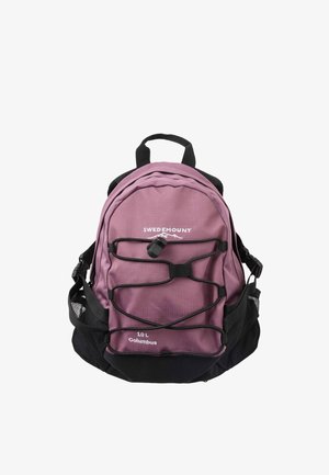 Fioletowo-czarny plecak Swedemount Columbus 10L z przednimi elastycznymi sznurkami, bocznymi siateczkowymi kieszeniami i górnym uchwytem do noszenia na białym tle.