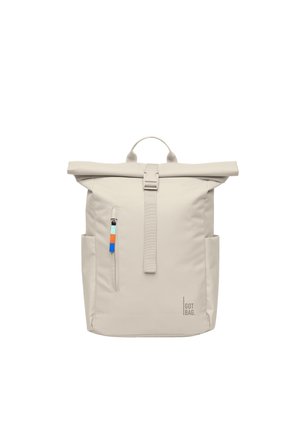 Beiger Roll-Top-Rucksack mit vorderer Reißverschlusstasche, Seitentaschen, Top-Griff und mehrfarbigem Reißverschluss-Zipper, Marke "GOT BAG" auf der unteren Vorderseite.