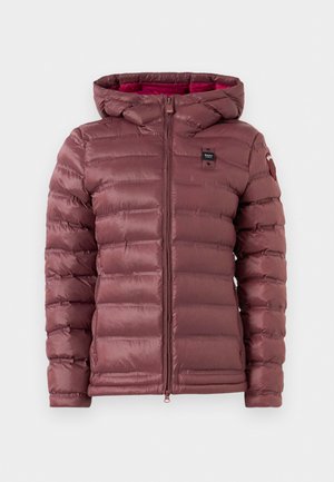 Veste matelassée mauve avec une fermeture éclair à l'avant, une capuche et un motif matelassé horizontal. Présente un patch logo sur le côté gauche de la poitrine et des poignets élastiques.