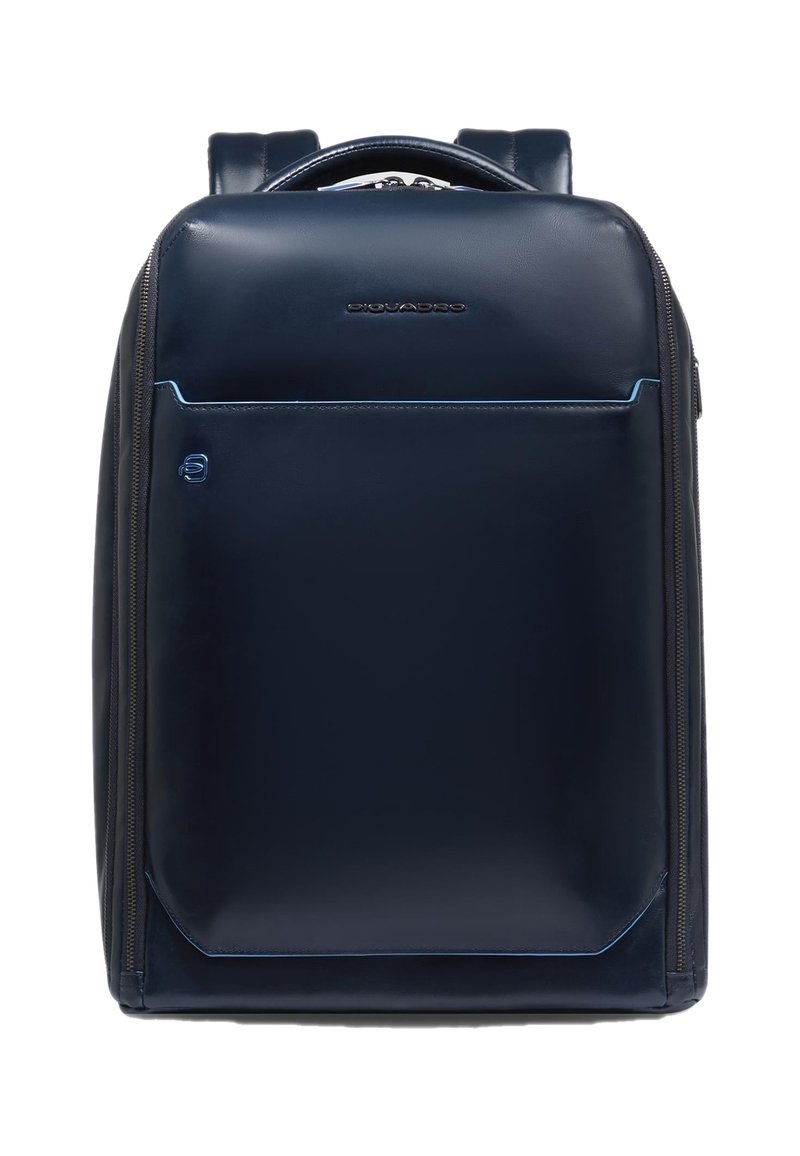 Mochila de cuero color azul marino con textura lisa, forma rectangular, bolsillo delantero con cremallera, línea de acento azul y logo de la marca en el frente.