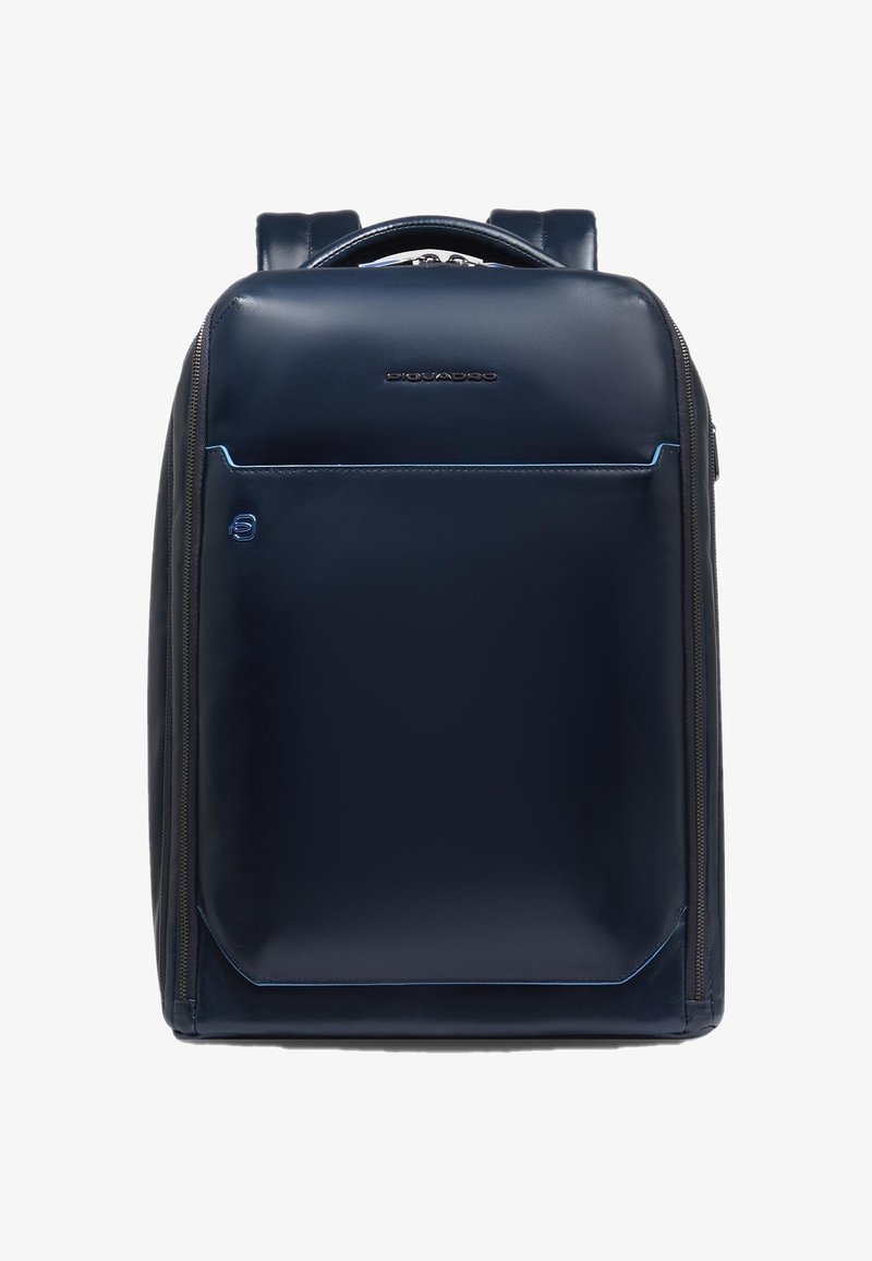 Mochila de cuero color azul marino con textura lisa, forma rectangular, bolsillo delantero con cremallera, línea de acento azul y logo de la marca en el frente.