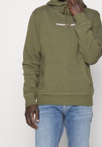 Tommy Jeans Jersey con capucha - olive