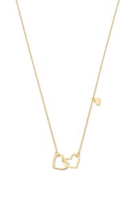 Eine mit Gold überzogene Halskette mit zwei ineinandergreifenden Herzformen und einem kleinen Herzakzent. Die Kette hat ein zartes, strukturiertes Glieddesign.