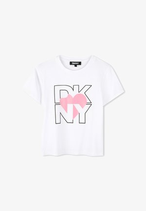 T-shirt en coton blanc avec un texte en contour noir "DKNY" et un cœur rose, manches courtes, col rond et coupe décontractée.