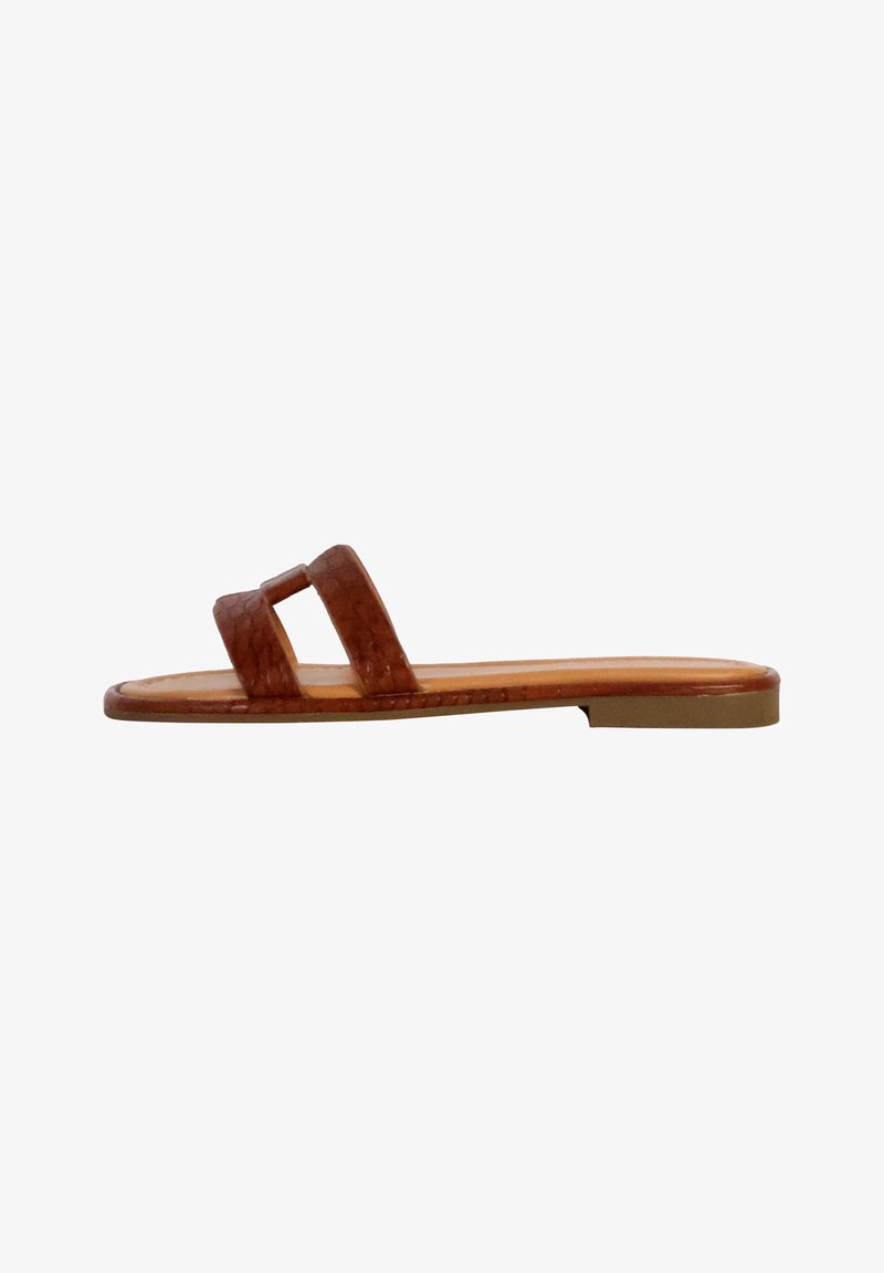 Sandale à lanières en cuir marron avec deux lanières étroites, semelle plate et texture lisse. Conception à bout ouvert avec un silhouette minimaliste.