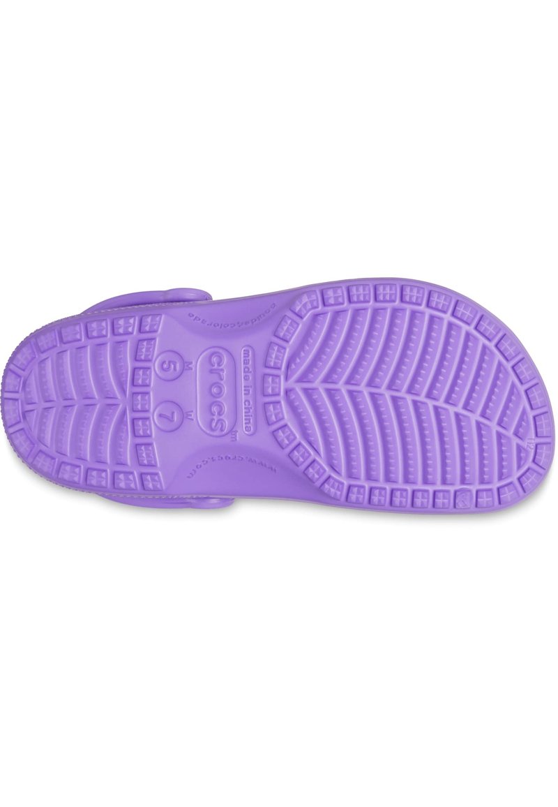 Suela de sandalia de goma morada con textura de banda y surcos para una mejor adherencia. Presenta información de tallas grabada en la superficie.