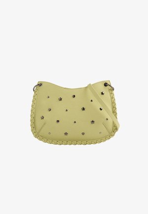 Limonkowa skórzana torebka z plecionymi brzegami, z metalowymi ćwiekami w kształcie gwiazdy i serca, zakrzywionym szczytem oraz odpinanym paskiem na ramię.