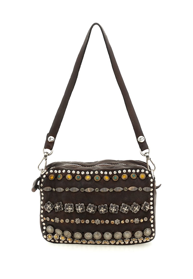 Borsa a mano in pelle marrone con chiusura a zip, decorata con borchie metalliche e gemme colorate, dotata di una tracolla staccabile.