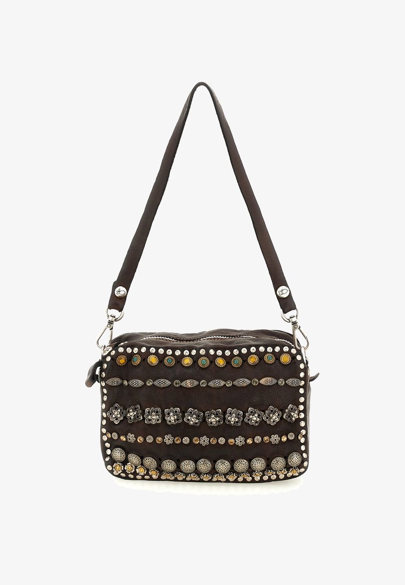 Borsa a mano in pelle marrone con chiusura a zip, decorata con borchie metalliche e gemme colorate, dotata di una tracolla staccabile.