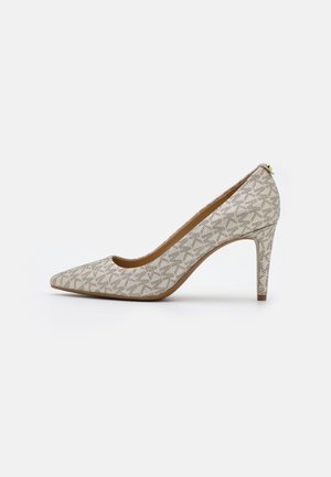 Escarpin beige à talon haut et bout pointu avec un motif subtil de logo sur toute la surface et un talon stiletto fin sur fond blanc uni.