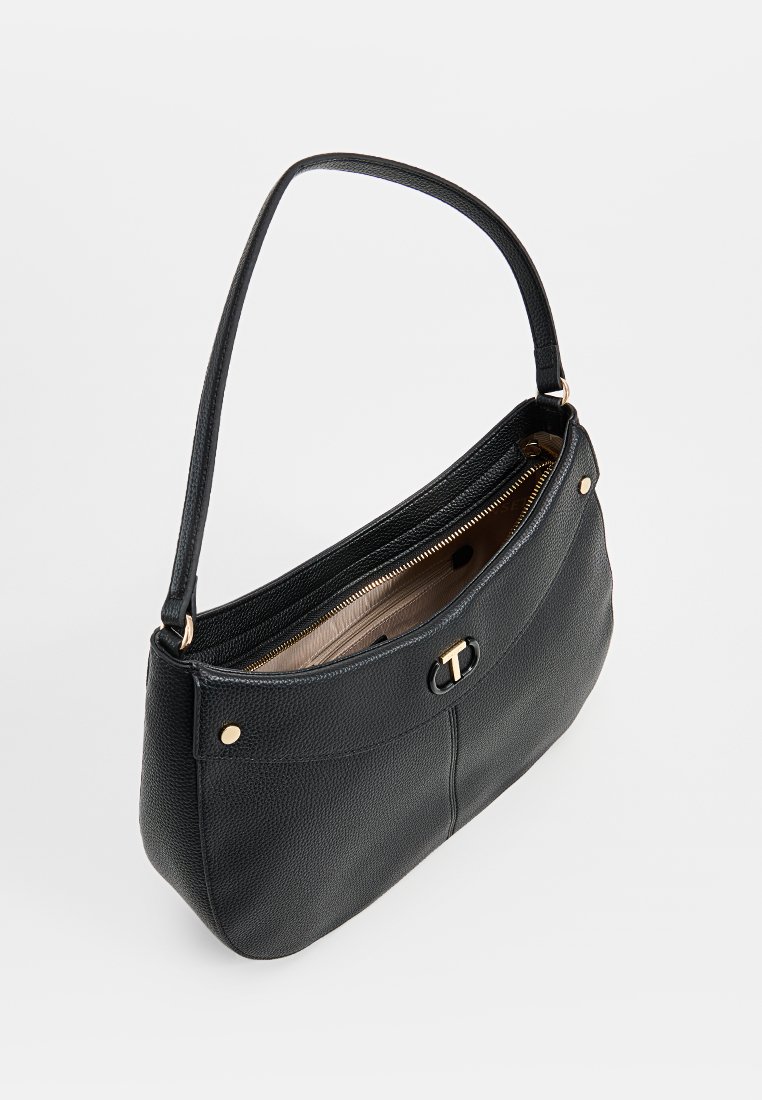 Bolso de mano de cuero negro texturizado con una sola correa, cierre de cremallera, herrajes en tono dorado y un interior de color claro con un patrón de lunares.