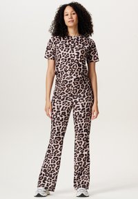 Leopardprint bijpassende set met een short-sleeve top en aangesloten broeken van rekbaar materiaal, in tinten van roze en bruin.