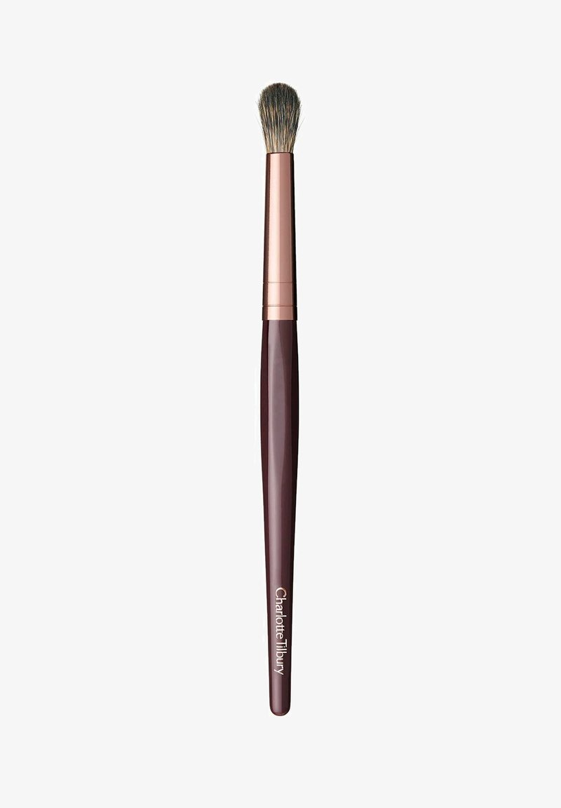 Pinsel mit einem runden, weichen Borstenkopf; dunkelburgunderfarbener Griff; roségoldenes Ferrule; mit dem Logo "Charlotte Tilbury" an der Seite.