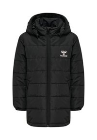 Sort polstret jakke med hætte, med lynlås foran, horisontalt quiltet mønster og en lille hvid logo på brystet.