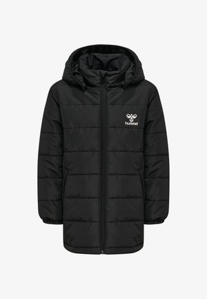 Sort polstret jakke med hætte, med lynlås foran, horisontalt quiltet mønster og en lille hvid logo på brystet.