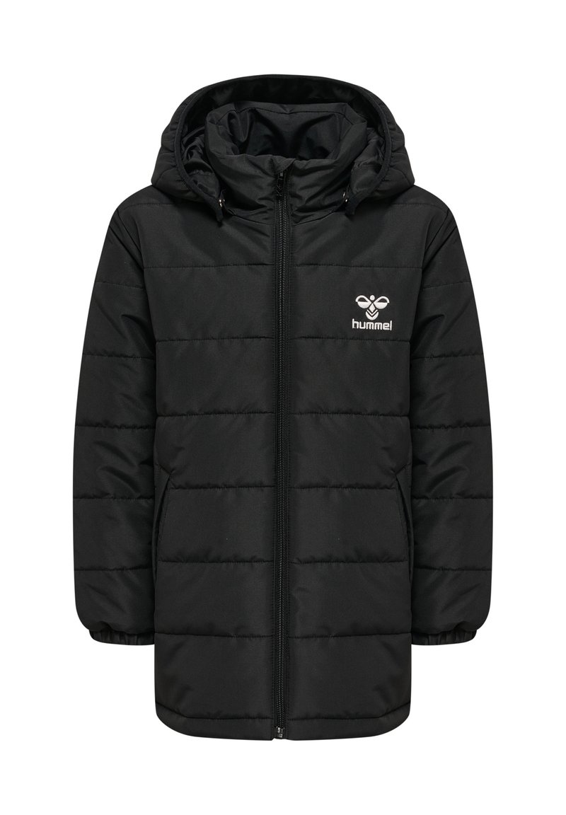 Sort polstret jakke med hætte, med lynlås foran, horisontalt quiltet mønster og en lille hvid logo på brystet.
