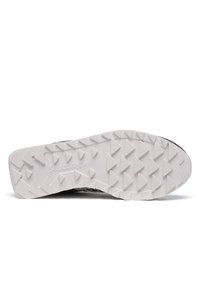 Sole di scarpa sportiva nera con tacche triangolari sporgenti, materiale in gomma bianca testurizzata, con marchio impresso e design angolare.