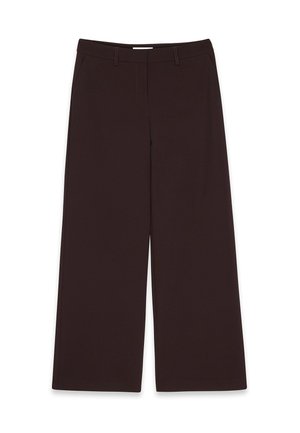 Pantalons large en tissu marron foncé, avec une texture lisse, des passants de ceinture, des poches avant et un design épuré et ajusté.