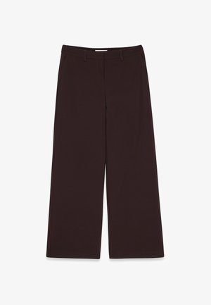 Pantaloni a gamba larga in tessuto marrone scuro, con una texture liscia, passanti per la cintura, tasche frontali e un design pulito e sartoriale.