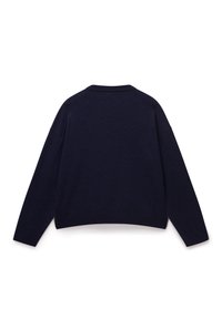 Ciemnogranatowy sweter z dzianiny z okrągłym dekoltem, rękawami raglanowymi oraz luźnym krojem. Miękka struktura z prążkowanymi mankietami i dołem.