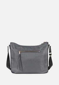 Borsa a spalla grigia realizzata in materiale testurizzato, con una tasca frontale con zip e una tracolla nera rimovibile.