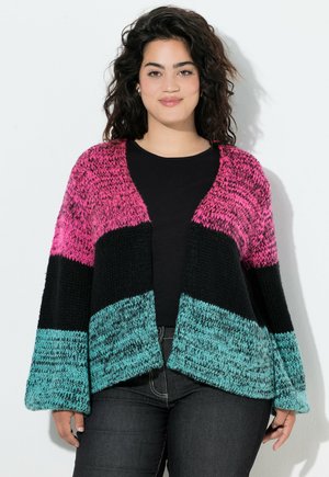 Stickad cardigan med en färgblockdesign i rosa, svart och teal nyanser. Lätta ärmar, öppen front och texturerade stickmönster.