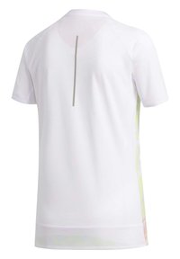 T-shirt sportif blanc à manches courtes avec une bande réfléchissante verticale sur le haut du dos et des détails en mesh le long de l'ourlet.