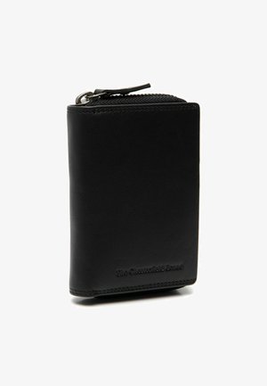 Schwarzes Lederportemonnaie mit Reißverschluss, das eine glatte Textur und sichtbare Nähte aufweist. Markenname ist auf der Vorderseite geprägt.