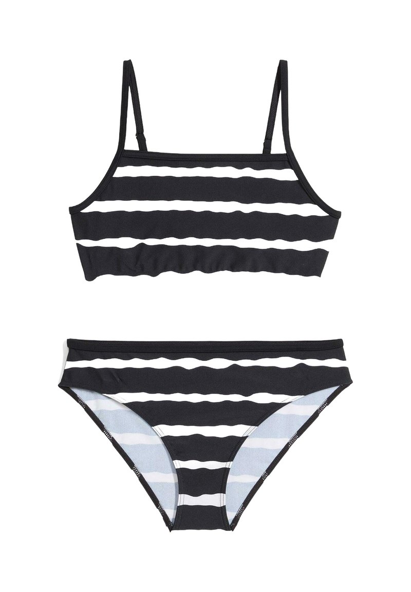 Costume da bagno a strisce bianche e nere composto da un top corto con spalline sottili e un fondo coordinato, realizzato in un morbido tessuto elastico.