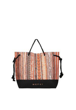 Borsa tote con motivi tribali verticali arancioni, neri e bianchi, base nera, manici in corda neri e scritta "MEFUI" sul davanti.